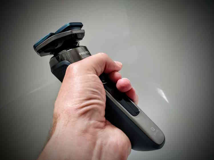 holding Philips S7788 series 7000 shaver