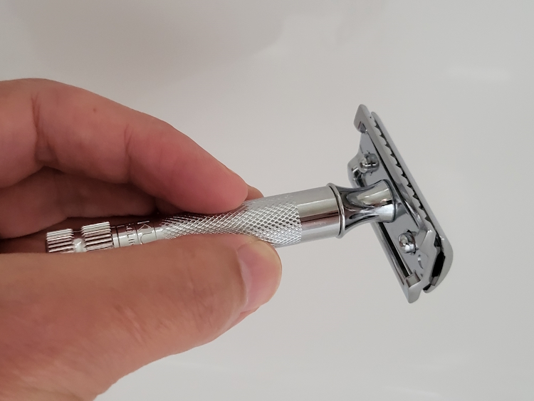 Holding Merkur 34C between fingers