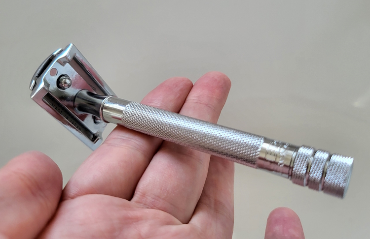 balancing the Merkur 23c on a finger