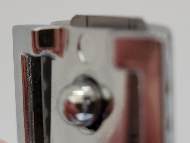 close up of Merkur 23c blade overhang