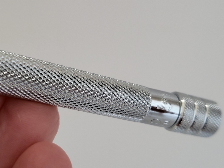 close up of Merkur 23c handle knurled grip