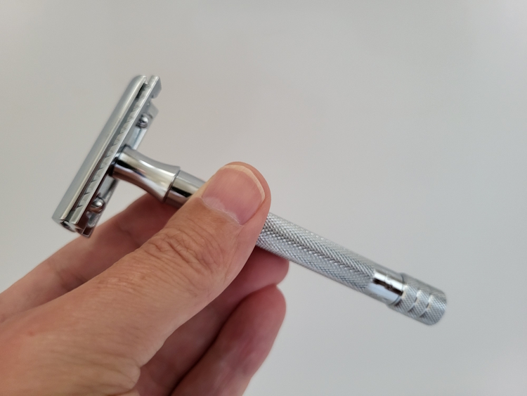 holding the Merkur 23c with a fingers and thumb