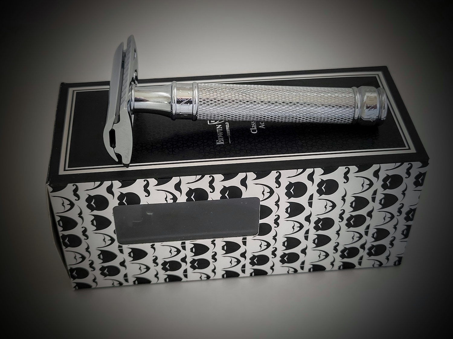 Edwin Jagger DE89 razor on its box