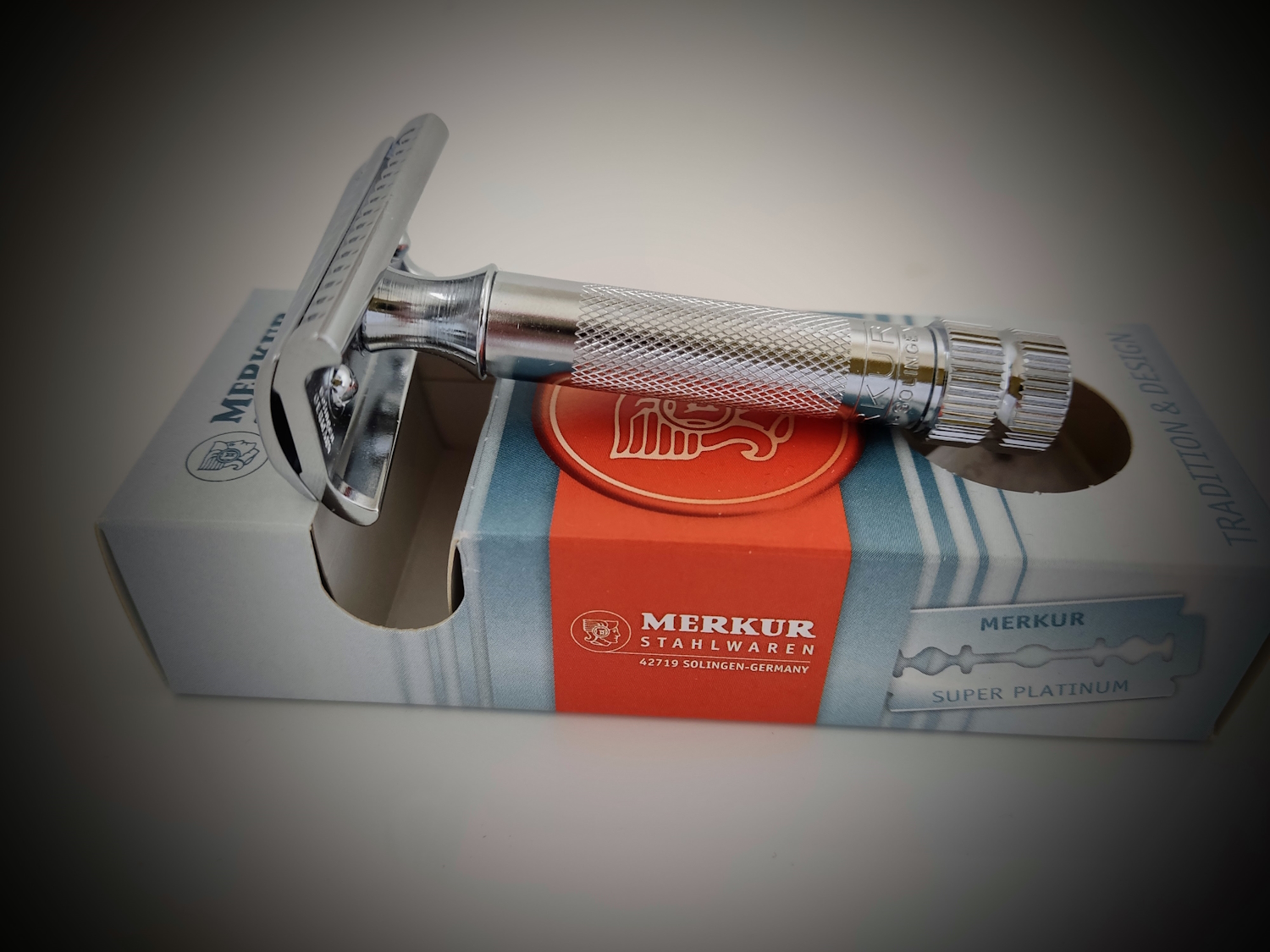 Merkur 37C on its box