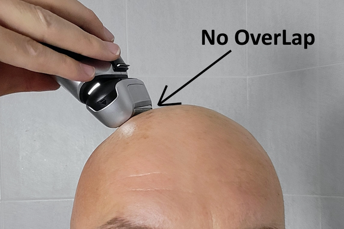 Jason Jones head shaving with Braun Series 8 and showing how there is no blade overlap with text