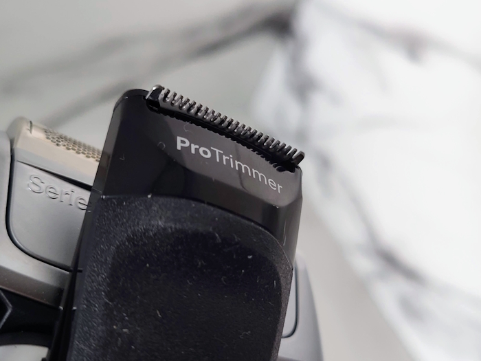 close up of Braun Series 8 8567cc protrimmer on the back of the shaver that slides out