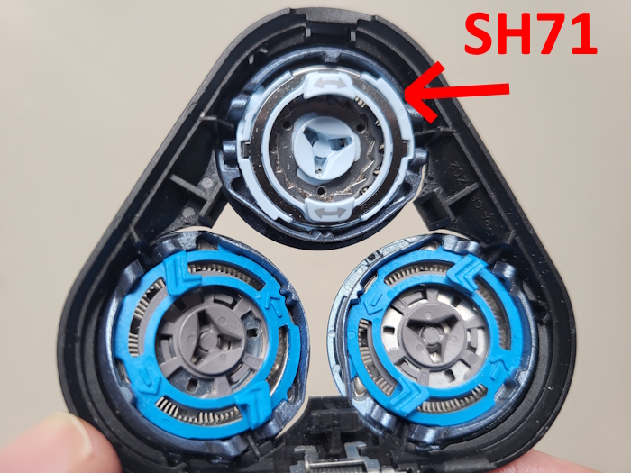 Philips 5000X head open showing an SH71 blade inserted