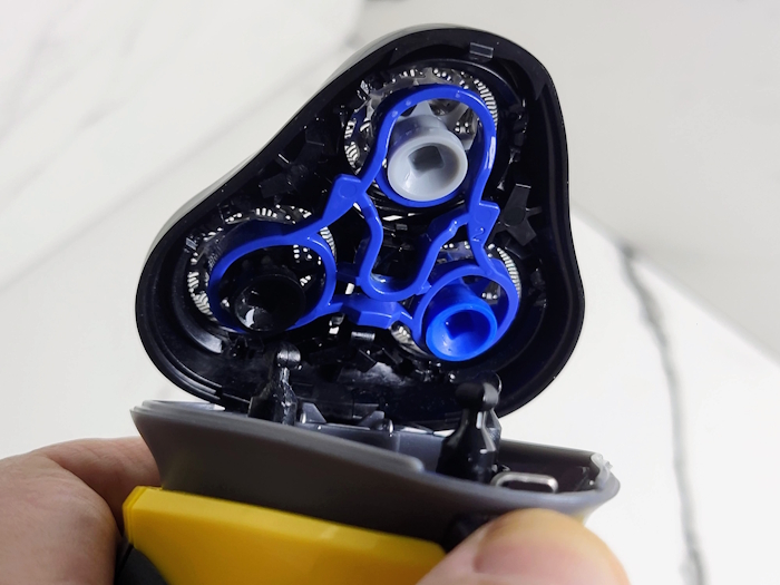 Remington Virtually Indestructible shaver top cap open