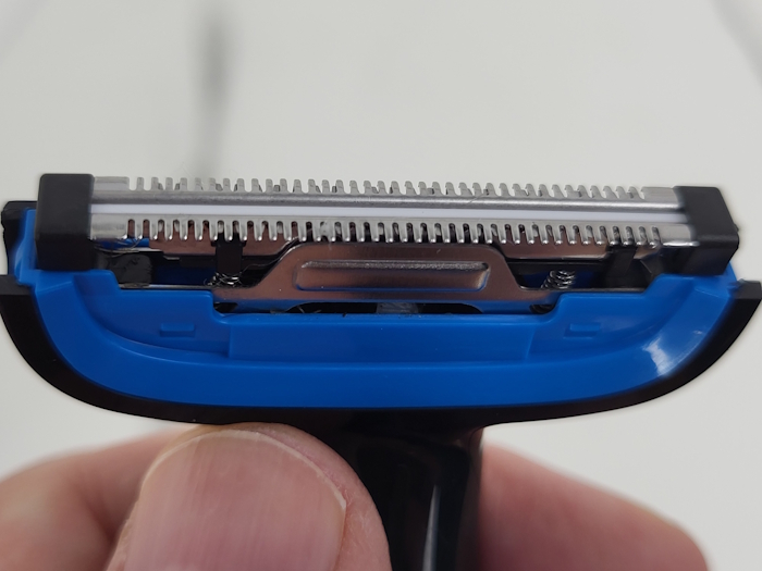 close up of Philips Bodygroom 1100 trimmer blades