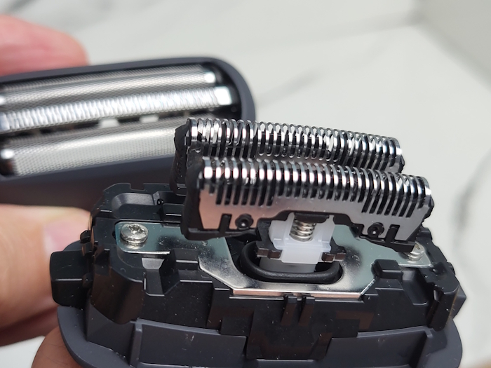 close up of the Panasonic ES-RM3B inner blades section