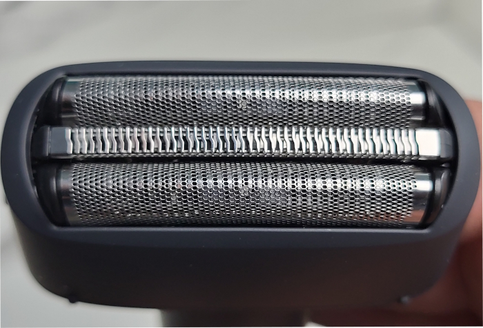 close up of the Panasonic ES-RM3B three shaving elements
