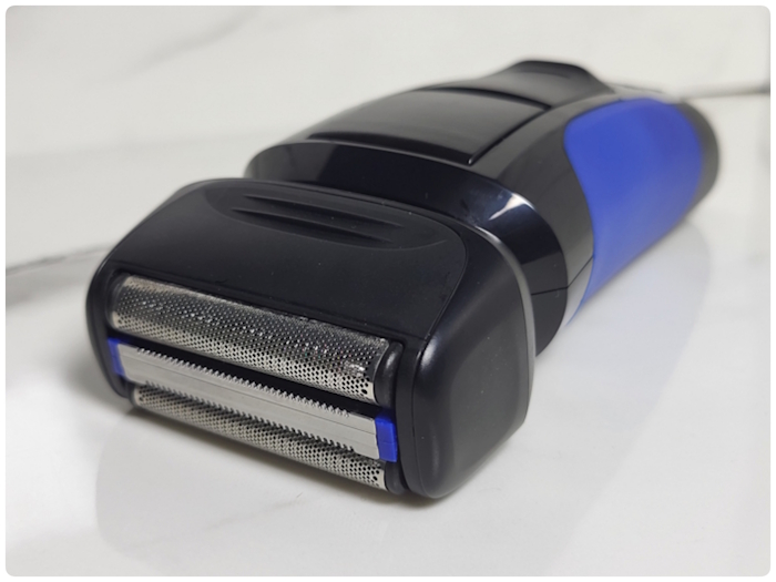 Remington F4 Shaver facing forwards with marble background