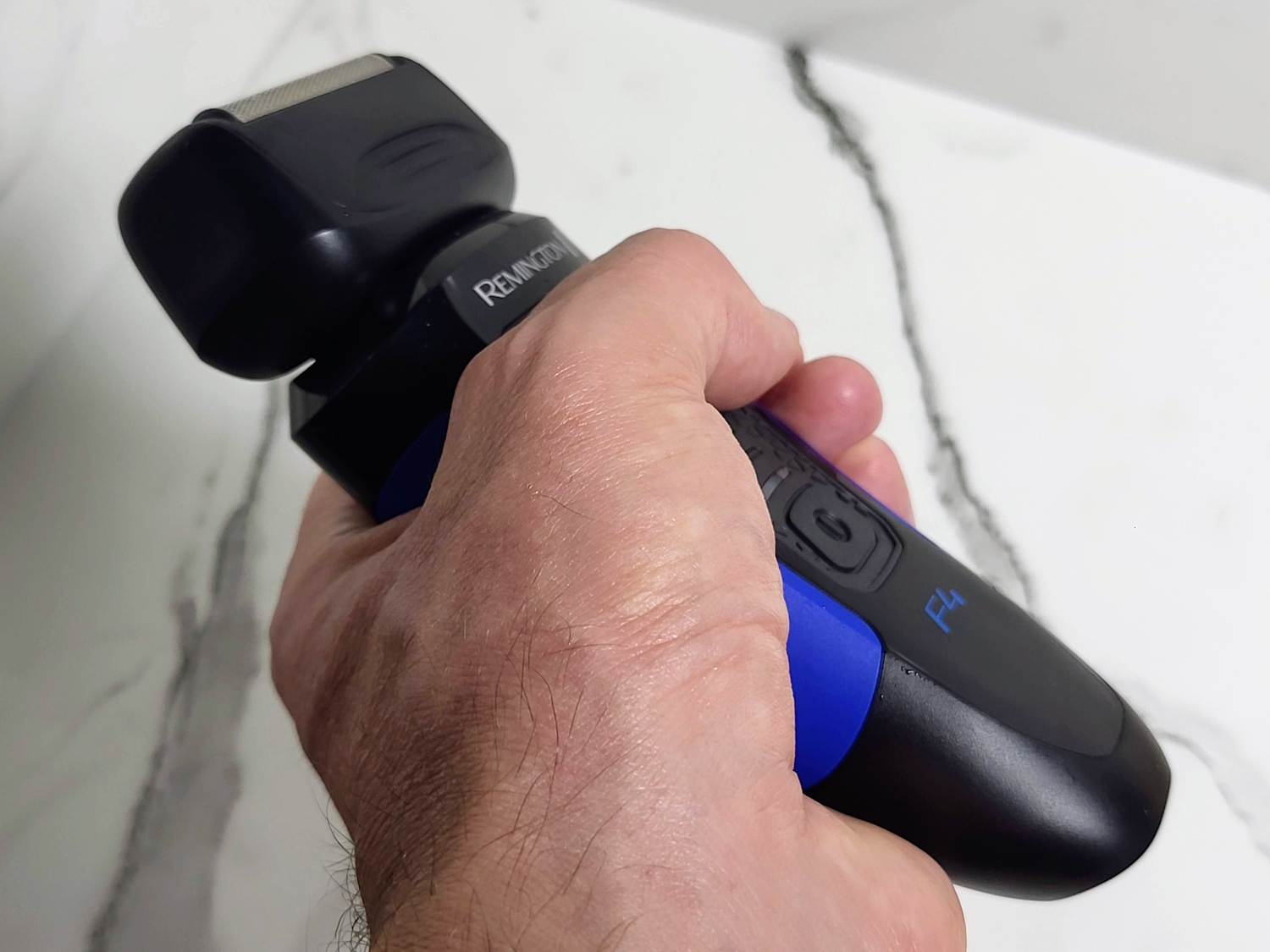 holding Remington F4 Shaver to display ergonomics