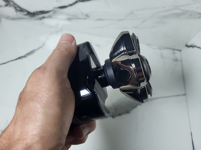 holding Pitbull Gold Pro GX5 shaver