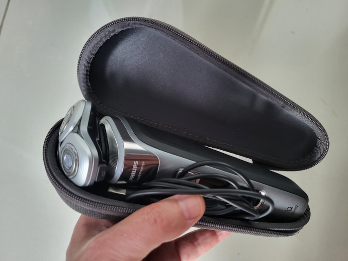 Philips i9000 Prestige shaver inside travel case