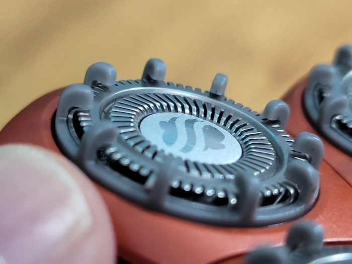 close up of Skull Shaver Rugged Blade displaying the spacers