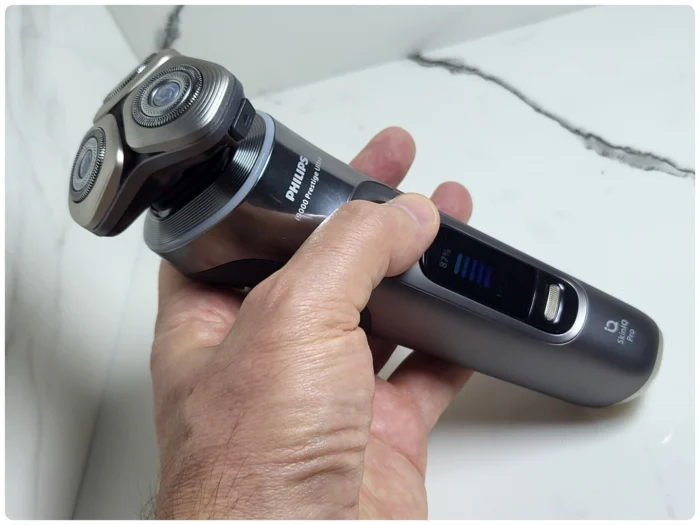 holding Philips i9000 Ultra