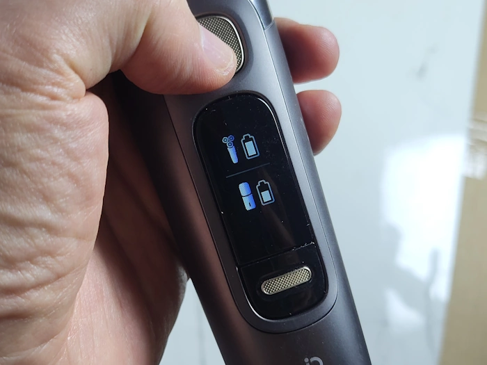 i9000 Ultra LED displaying the charge amount left on the shaver and the UV power charger