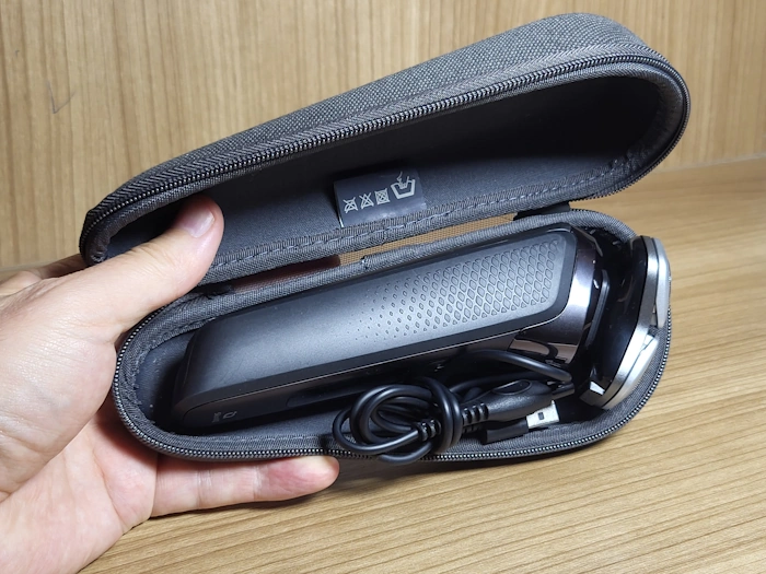 Philips i9000 travel case with shaver placed inside