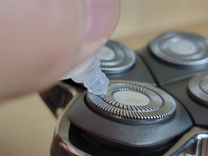 oiling the Pitbull Silver Pro SX5 blade heads with lubricating oil
