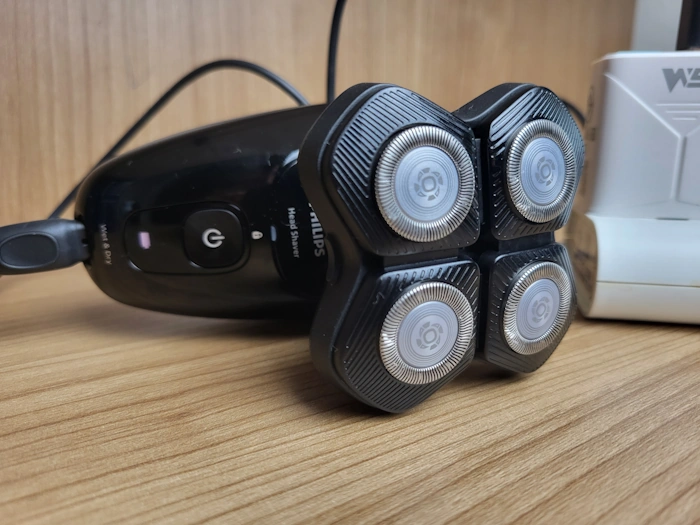 Philips Head Shaver Pro 5000 Series plugged into the mains on charge Philips Head Shaver Pro 5000 Series plugged into the mains on charge