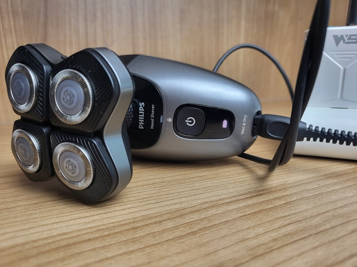 Philips Head Shaver pro 7000 Series plugged into the mains on charge Philips Head Shaver pro 7000 Series plugged into the mains on charge