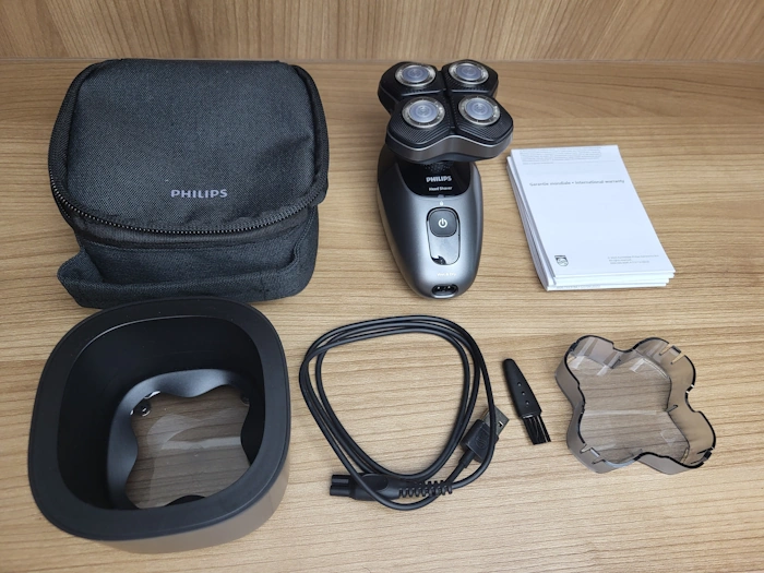 Philips Head Shaver pro 7000 Series unboxed will al components laid out Philips Head Shaver pro 7000 Series unboxed will al components laid out