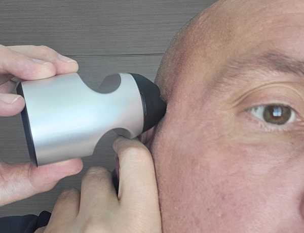 Holding Aberlite Touch 2 with the protruding foil against the skin