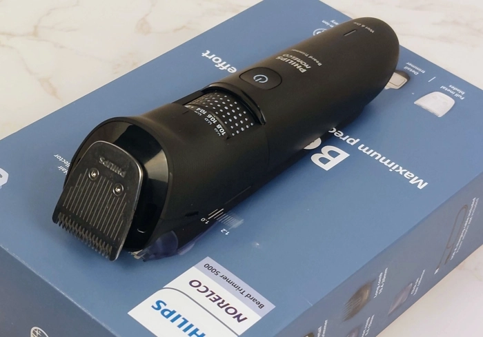 Philips Norelco Beard Trimmer Series 5000 on its box