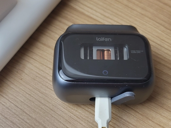 Laifen P3 Pro plugged in and on charge showing charging light