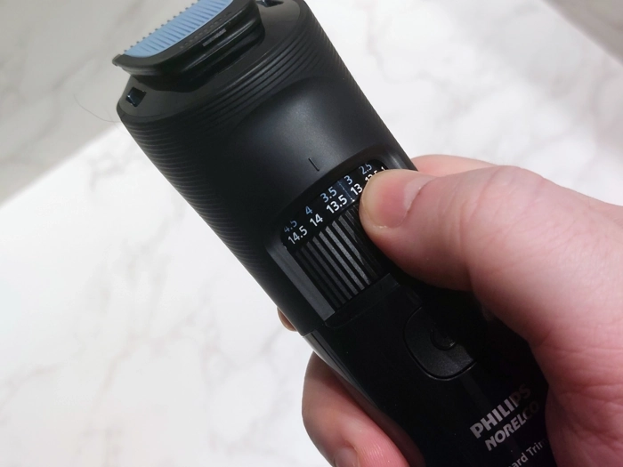 Philips Beard Trimmer 3000 Series BG36 settings wheel close up