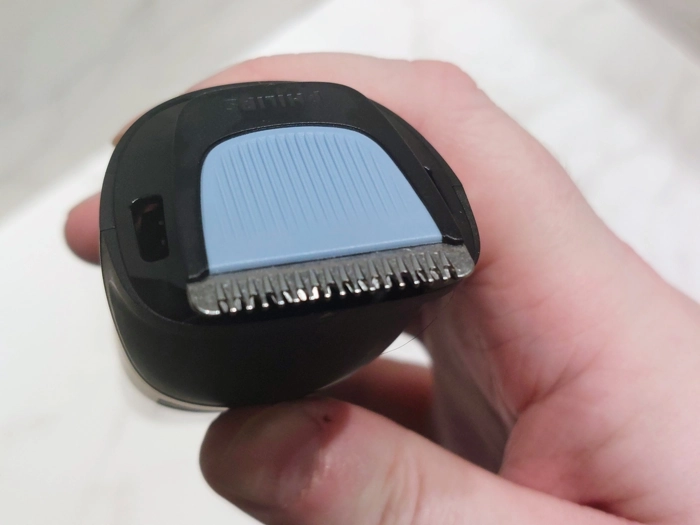 Philips Beard Trimmer 3000 Series BG36 trimmer blades close up