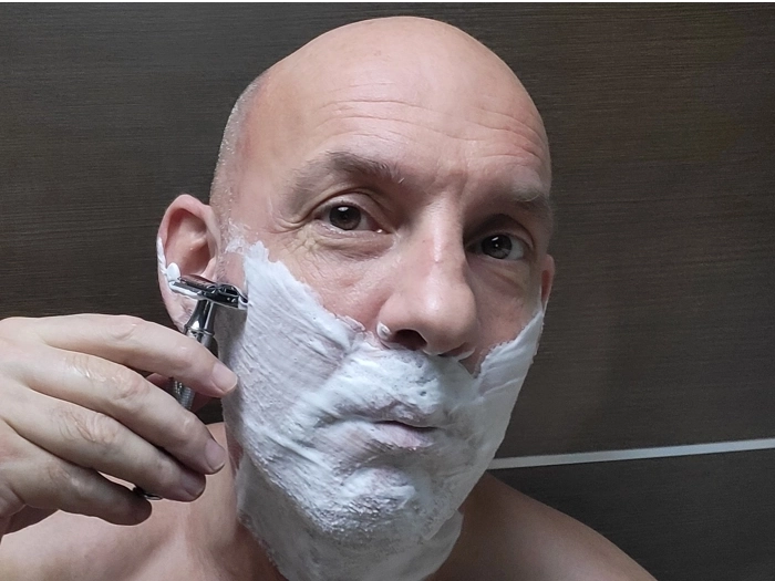 Jason Jones shaving with Muhle R89 safety razor