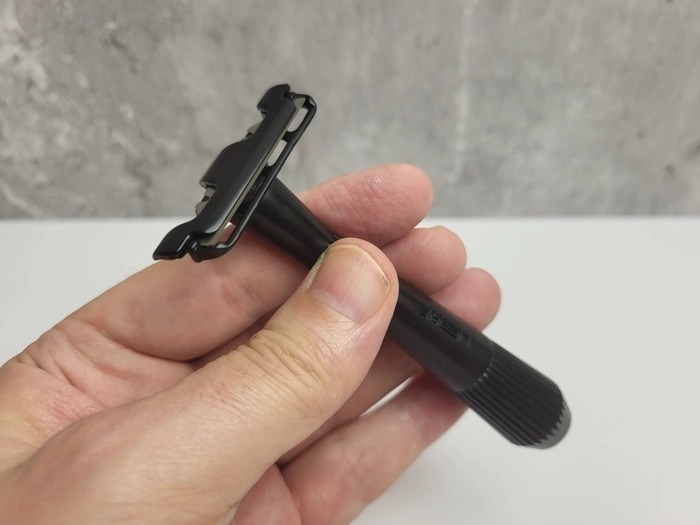 holding the Leaf Twig razor to show it looks